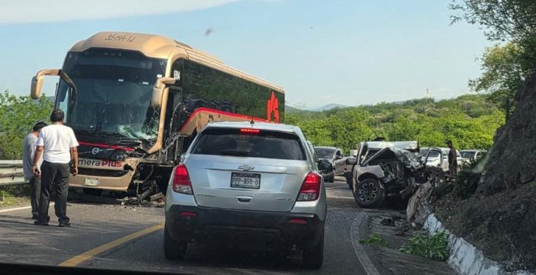 Fatal choque entre autobús y camioneta, en la libre Uruapan – Lázaro Cárdenas
