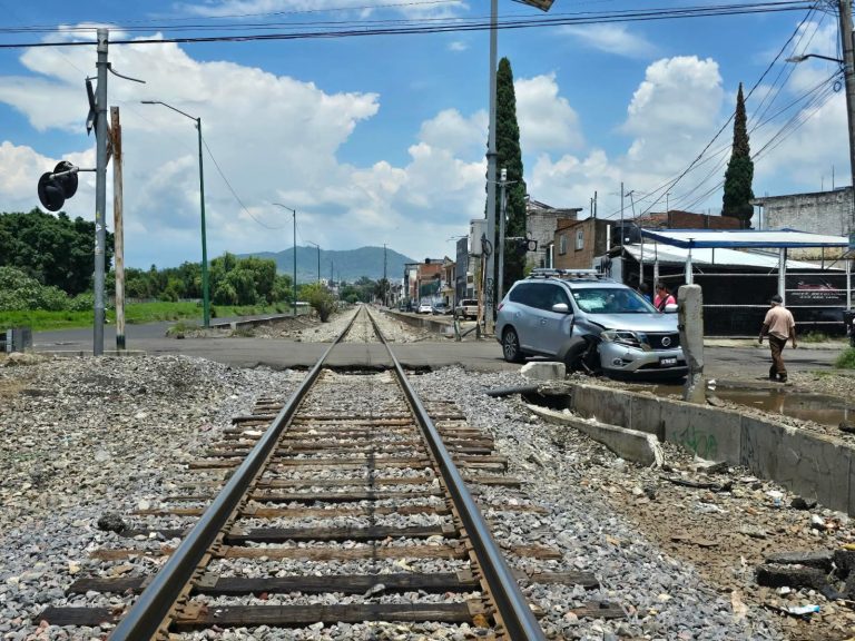 Camioneta es impactada por el tren en Morelia; conductora sufre crisis nerviosa