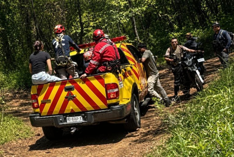 Rescatan a ciclista tras caer a un desnivel en el cerro de La Cruz, en Uruapan