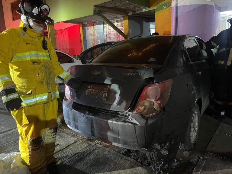 Incendian automóvil durante la madrugada en el fraccionamiento Valle Real, en Uruapan