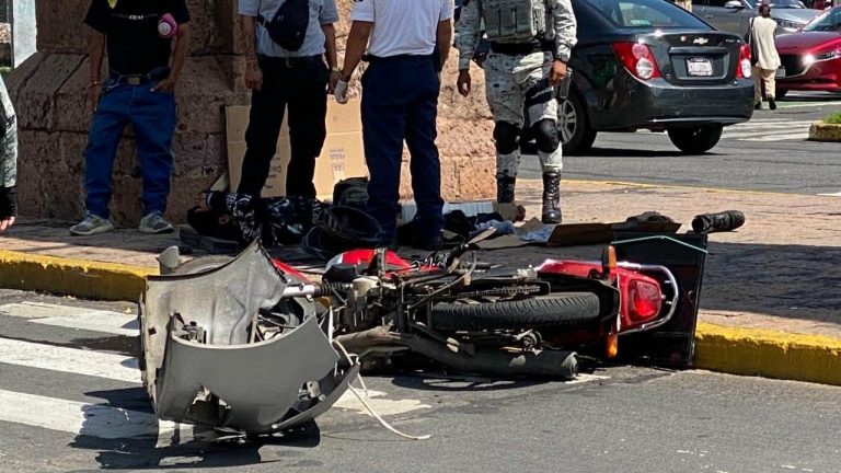 Motociclista queda herido tras ser impactado por auto en avenida Acueducto de Morelia