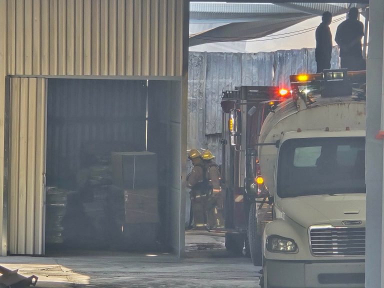 Controlan incendio en bodega de fábrica de estopas e hilos en Morelia