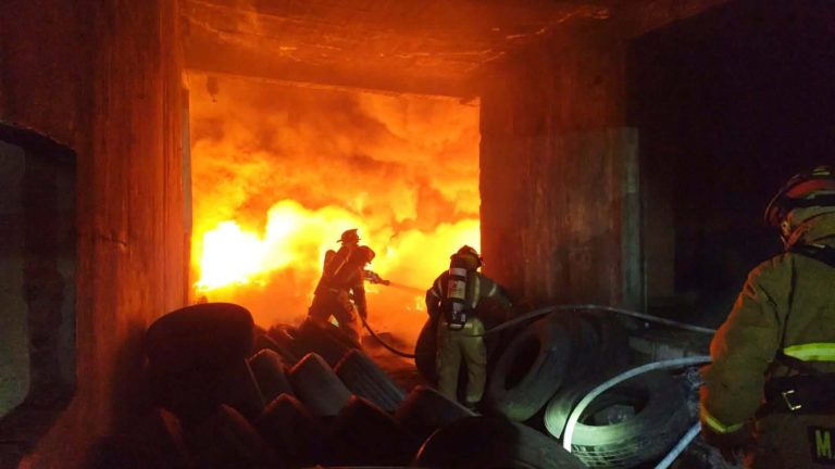 Arde bodega de llantas abandonadas al norte de Morelia