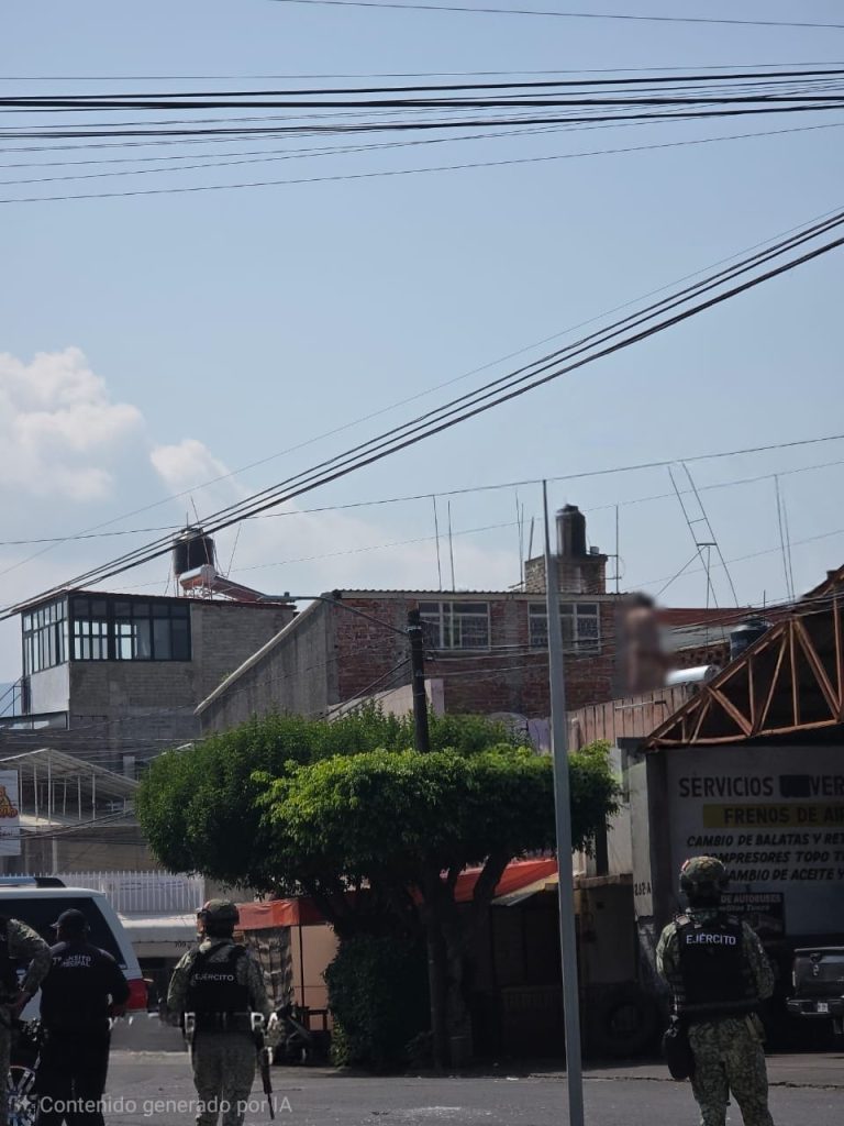 Enloquecido y desnudo sujeto sube a azotea para lanzar botellas a la calle y lastimarse a sí mismo