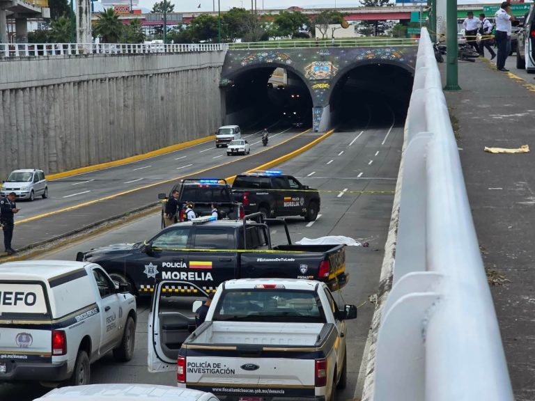 Muere motociclista tras chocar contra barandal y caer a carriles centrales del Libramiento Oriente de Morelia