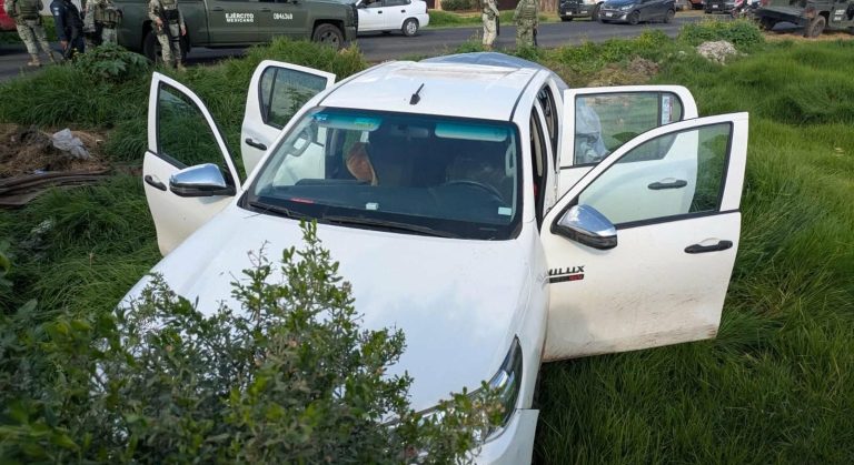 Delincuentes abandonan camioneta robada con armas, droga y equipo táctico en Erongarícuaro