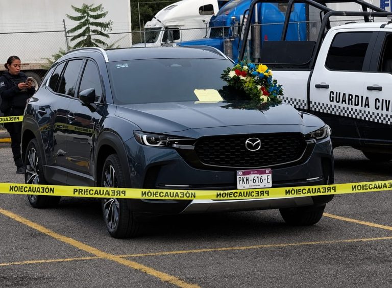 Dejan amenaza de muerte y arreglo floral en vehículo de activista, en Uruapan