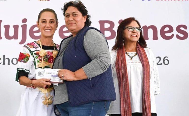Entrega Pensión Mujeres Bienestar en Quiroga