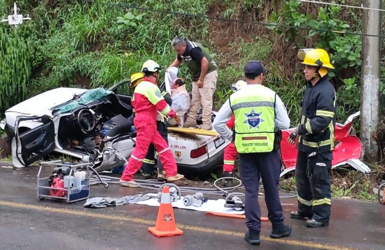 Árbol aplasta a taxi en Tacámbaro; hay un muerto y tres heridos