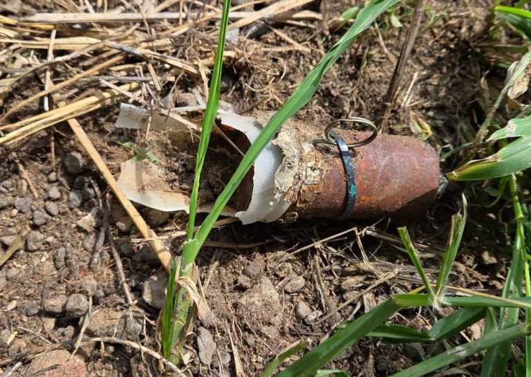 Localizan presunto artefacto explosivo artesanal sobre la carretera Tumbiscatio-Arteaga