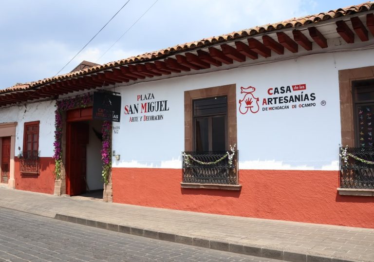 Amplia oferta artesanal en la tienda Casart, de Pátzcuaro