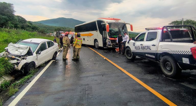 Fuerte choque de frente entre autobús de pasajeros y automóvil, en Ixtlán