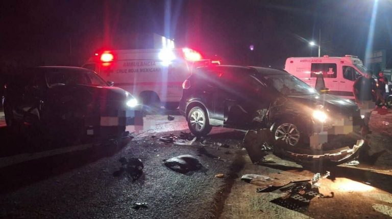 Se registra choque entre dos vehículos en la carretera Huetamo-Churumuco
