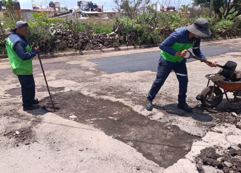 Mantienen labores de bacheo en distintos puntos de Morelia municipio