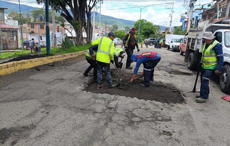 Atienden la avenida La Joya con jornada de bacheo