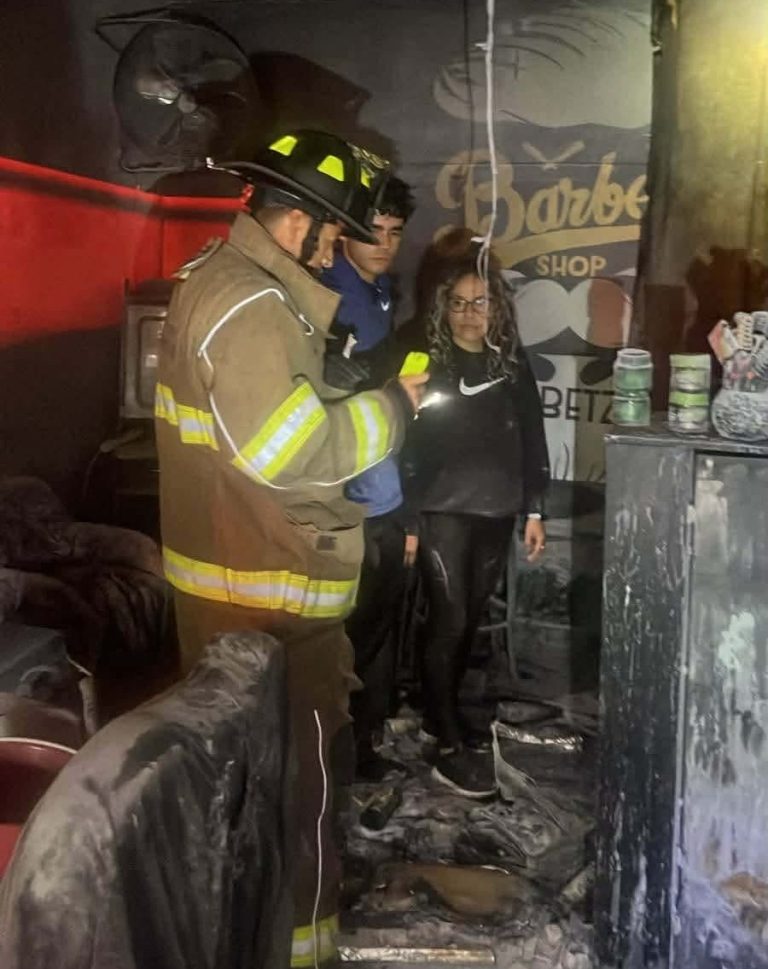 Sofocan incendio en barbería de Morelia; no hay lesionados