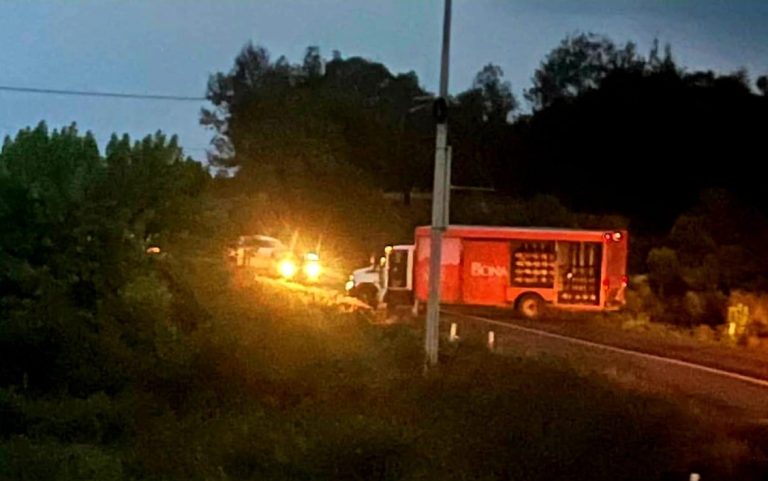 Sujetos armados bloquean la carretera Morelia-Quiroga con dos vehículos de carga atravesados