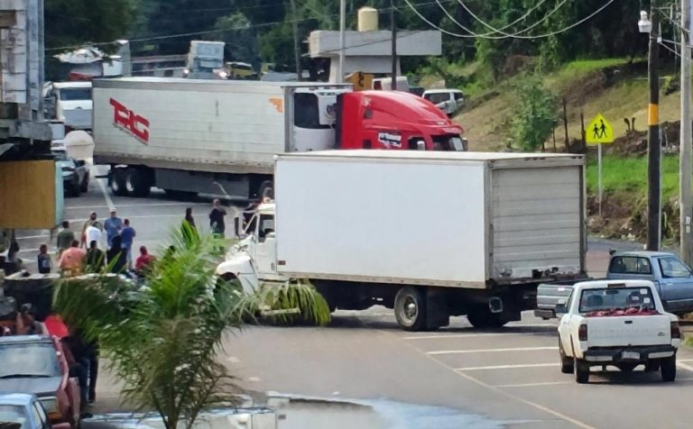 Bloquean carretera Los Reyes-Jacona para exigir localización de adulto mayor desaparecido