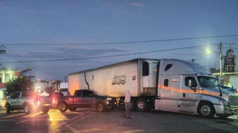 Por segundo día, bloqueos mantienen paralizada la carretera Uruapan-Los Reyes