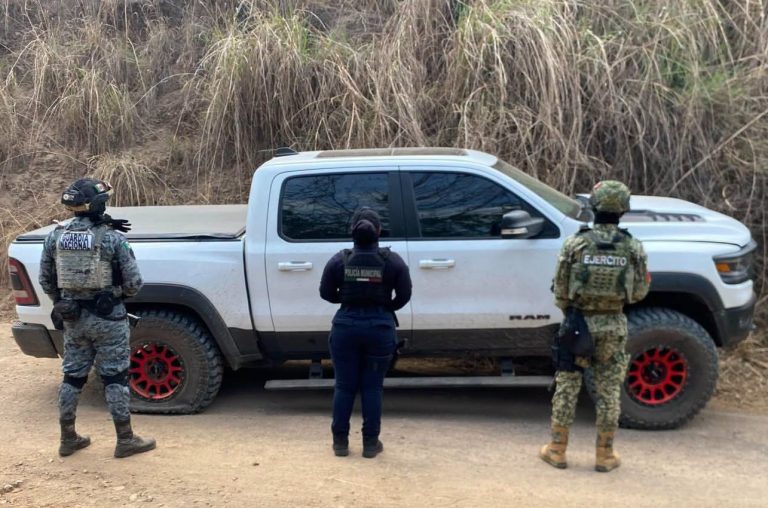 Aseguran camioneta blindada con alteraciones en sus medios de identificación en Lázaro Cárdenas