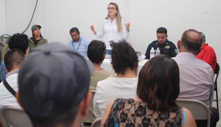 Acompañan a habitantes de la colonia Luviano en su proceso de regularización