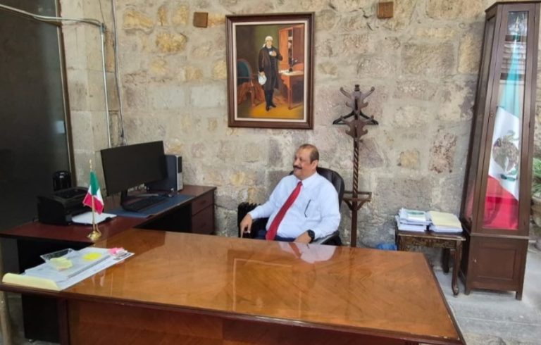 Un juez federal restituye nuevamente al director de la Facultad de Derecho de la UMSNH