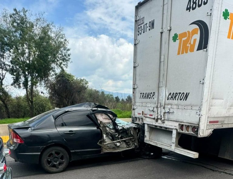 Auto choca contra retaguardia de tractocamión en la carretera Morelia-Pátzcuaro