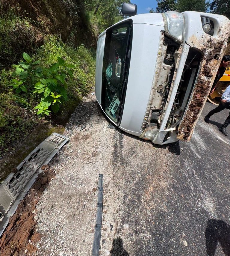 Choque entre combi y camioneta deja varios lesionados en la carretera Los Reyes-Pamatácuaro