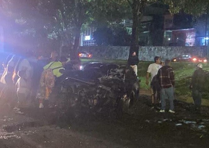 Auto deportivo choca contra árbol, en la calzada Juárez de Uruapan