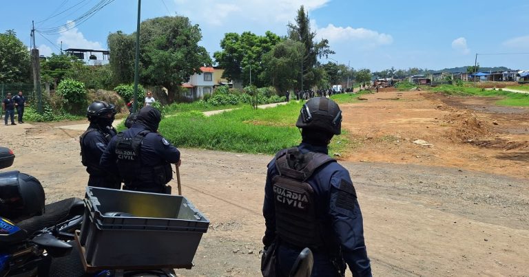 Autoridades desalojan a invasores de predio, tras enfrentamiento, en Uruapan
