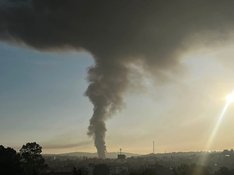 Ante nube de humo por incendio, SSM pide tomar precauciones