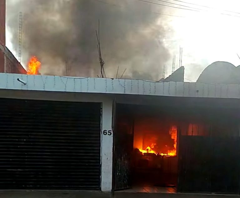 Incendio consume vivienda mientras sus habitantes estaban de vacaciones en Uruapan
