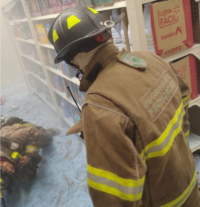 Reporte de incendio en Bodega Aurrera Indeco moviliza a los Bomberos, en Morelia