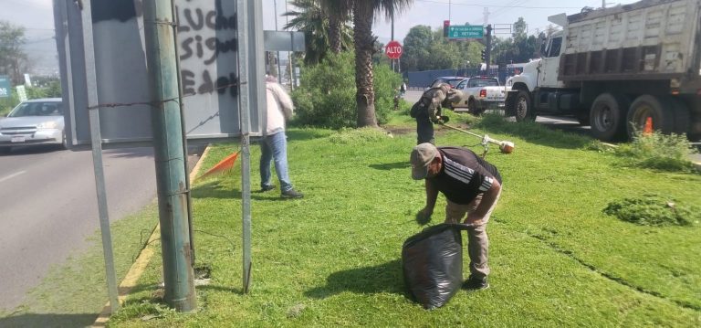 Realiza labores de limpieza y mantenimiento en Libramiento Sur