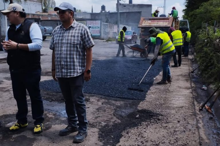 Realizan trabajos de mantenimiento y bacheo sobre la avenida Francisco Lucas