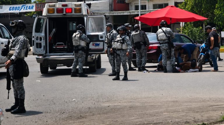 Motociclista sufre probable fractura tras accidente vial en Apatzingán
