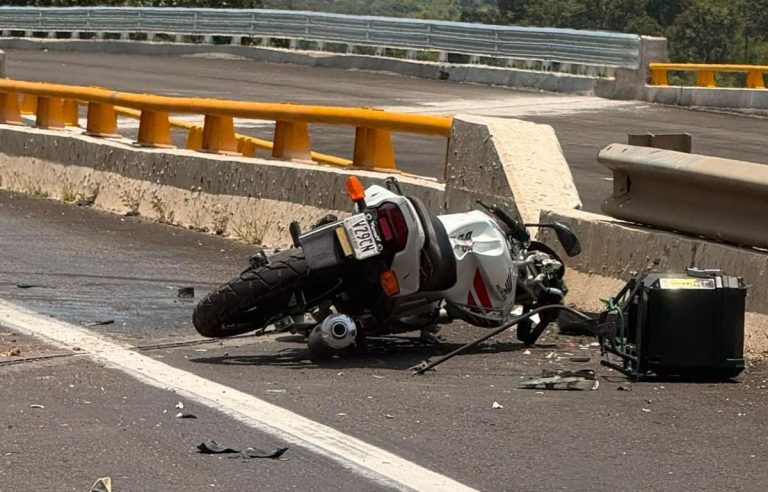 Motociclista fallece tras brutal choque sobre la autopista Siglo XXI