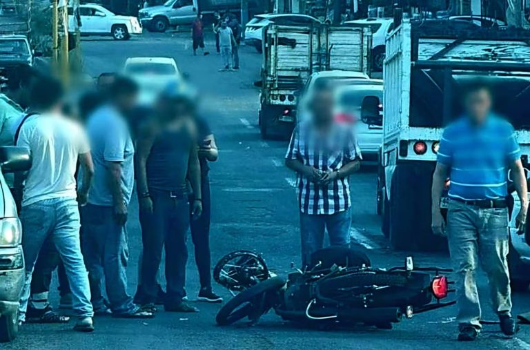 Adolescente motociclista protagoniza choque contra camioneta, en Nueva Italia