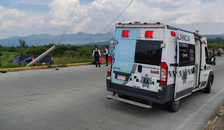 Motociclista sufre múltiples fracturas tras choque contra camioneta en Villas del Pedregal