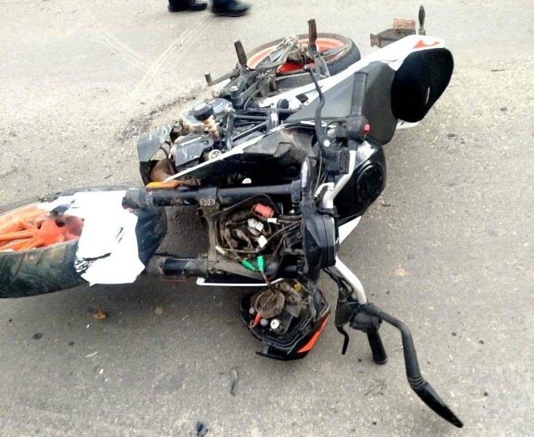 Motociclista queda herido al accidentarse en la Zitácuaro-Morelia