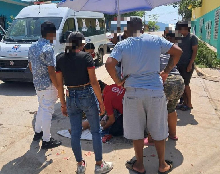 Choque entre moto y camioneta deja dos adolescentes heridos en Huetamo