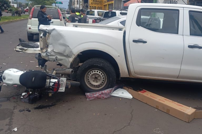 Motociclista choca contra camioneta estacionada y muere en un hospital de Zamora