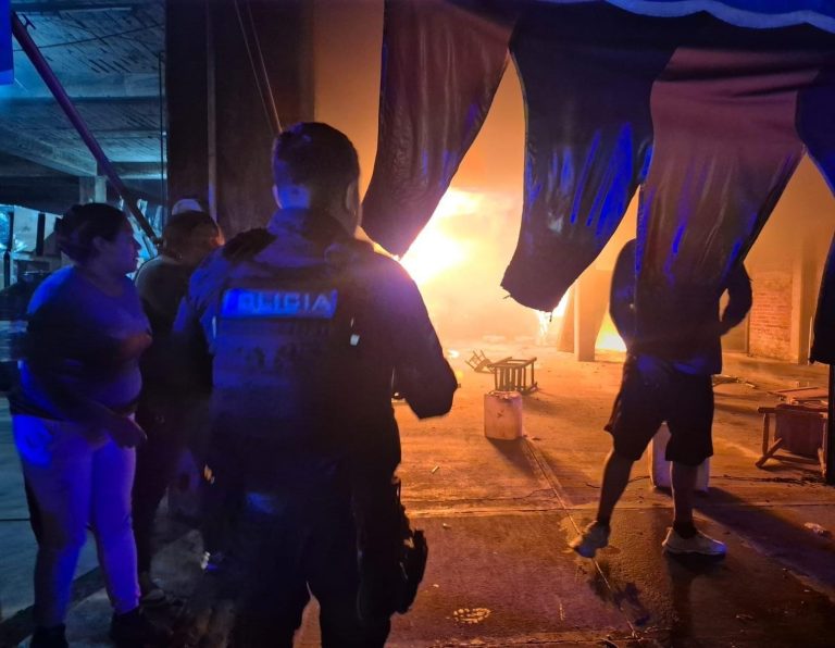 Se incendia mueblería en Capacuaro