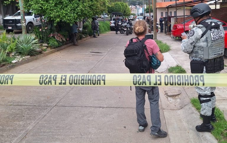 Mujer es atacada a balazos, en el norte de Uruapan