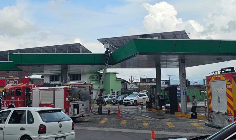 Se registra conato de incendio en sistema de paneles solares de gasolinera, en Uruapan