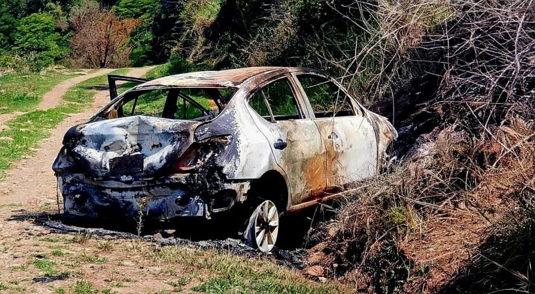 Persona calcinada es hallada dentro de un vehículo incendiado en la región de Nocupétaro