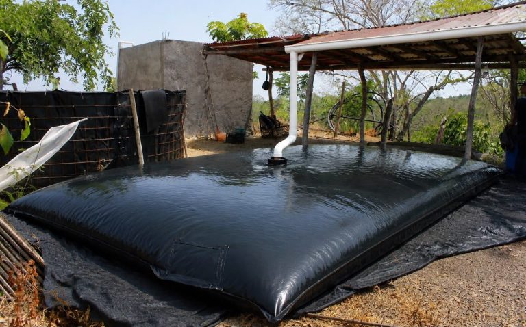 Entregan biotanques en Aquila, para fortalecer manejo sustentable del agua