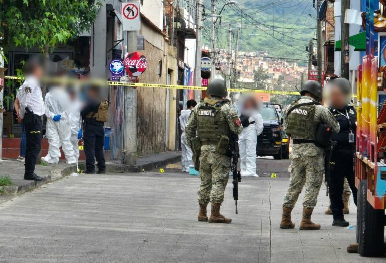 Motociclista balea a dos hombres que bebían cerveza afuera de tienda en Santa María de Guido