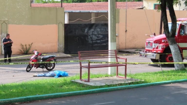 Una Menor pierde control de su moto tras presuntamente caer a un bache y muere al ser arrollada por una combi