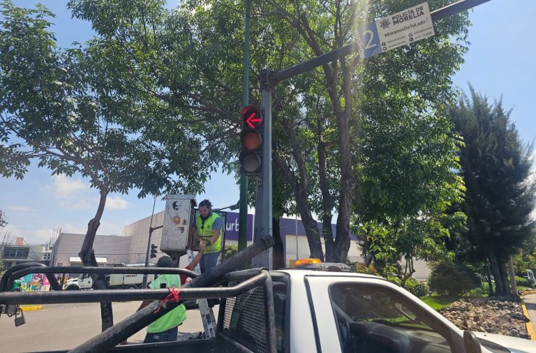 Vigila la operación de la red semafórica y llaman a conducir con precaución